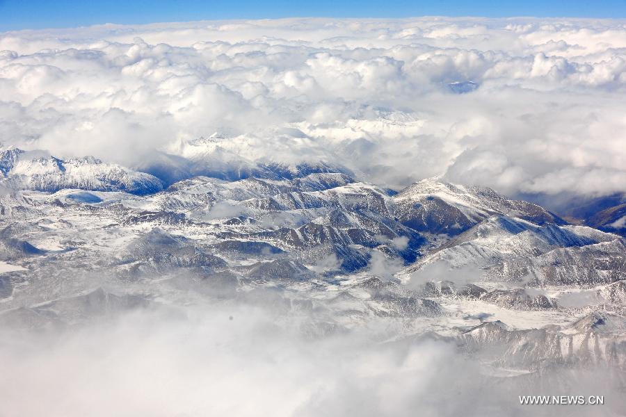 Photo taken on Feb. 21, 2013 from airplane shows aerial view of the west China's Qinghai-Tibet Plateau. (Xinhua/Lian Zhenxiang)  