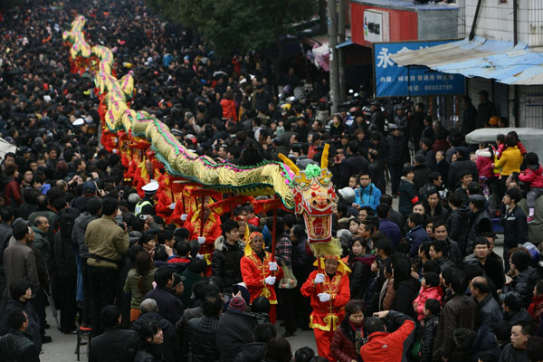 Dragon dance is performed in the street to welcome Lantern Festival in Ningbo city, East China’s Zhejiang province on Feb 21, 2013. (Xinhua) 