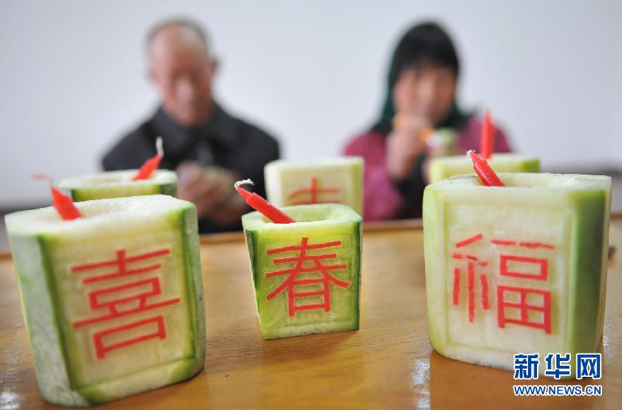 Photo taken on Feb. 21, 2013 shows people making radish lanterns in Dongyuezhuang village in Yiyuan county, Shandong province. (Xinhua/Zhao Dongshan)