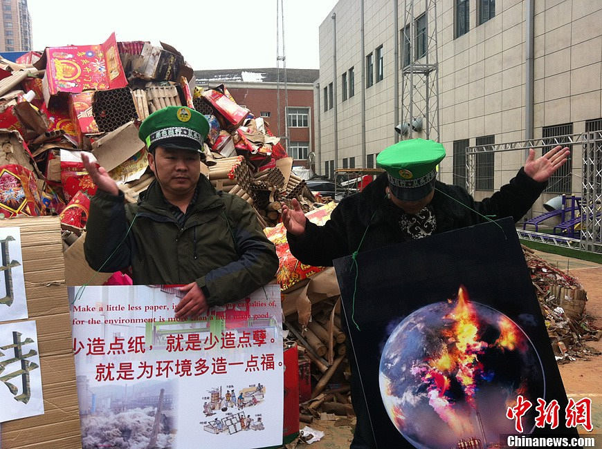 11 people who called themselves the entrepreneurs of polluting companies gathered in front of a renewable resources company owned by Chen Guangbiao in Nanjing of Jiangsu. To reply to Chen’s call on environmental protection, they slapped themselves and made a commitment to suspend the polluting business on Feb. 21, 2013. (Chinanews/Huang Li)