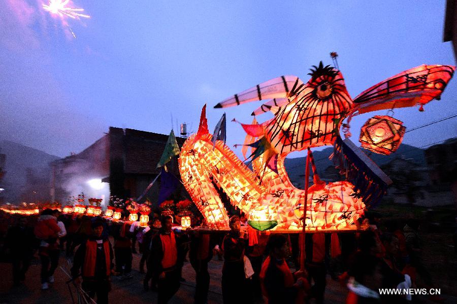 People perform lantern dragon dance in Wangzhai Village of Shiren Township in Shangrao County, east China's Jiangxi Province, Feb. 22, 2013. Local people played Shirenqiao lantern dragon dance which oriented from Jin Dynasty (265-376), to celebrate the Lantern Festival. (Xinhua/Song Zhenping)  