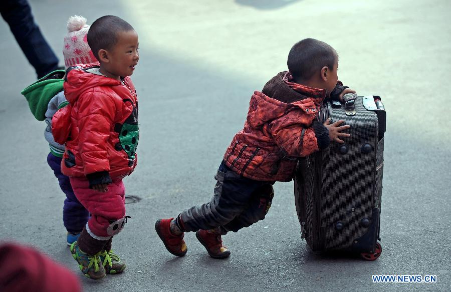 Children play as the wait at the railway station in Chengdu, capital of southwest China's Sichuan Province, Feb. 22, 2013. As the number of travellers rises before the Lantern Festival, many children went back with their parents back to the workplaces. (Xinhua/Xue Yubin)