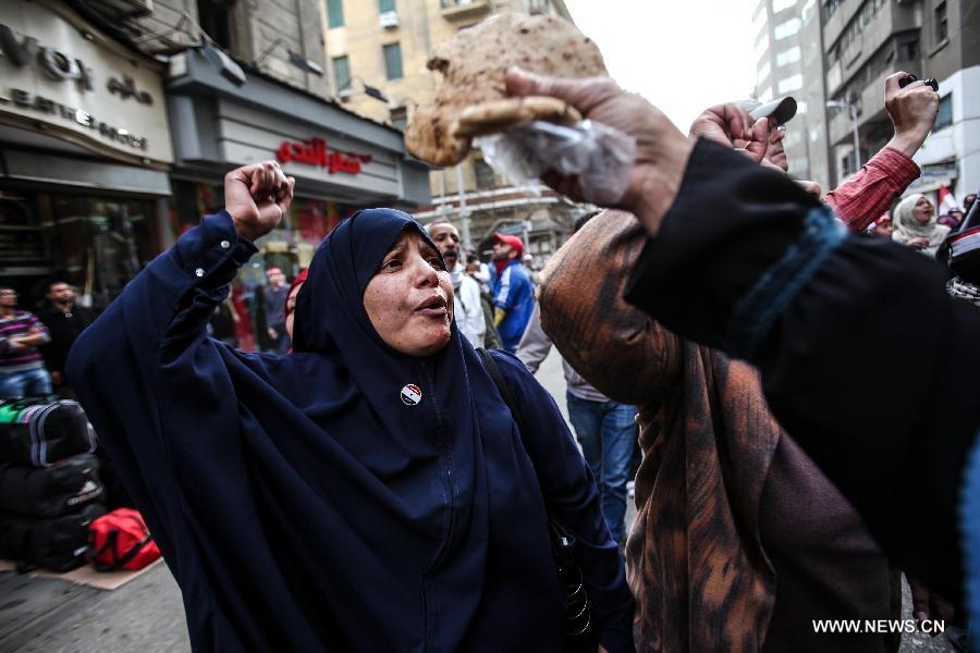 Egyptians shout slogans during an anti-government protest in Cairo on Feb. 22, 2013. Thousands of Egyptians held nationwide anti-government protests Friday, demanding sacking the government and dissolving the Muslim Brotherhood, to which President Mohamed Morsi is affiliated. (Xinhua/Amru Salahuddien)