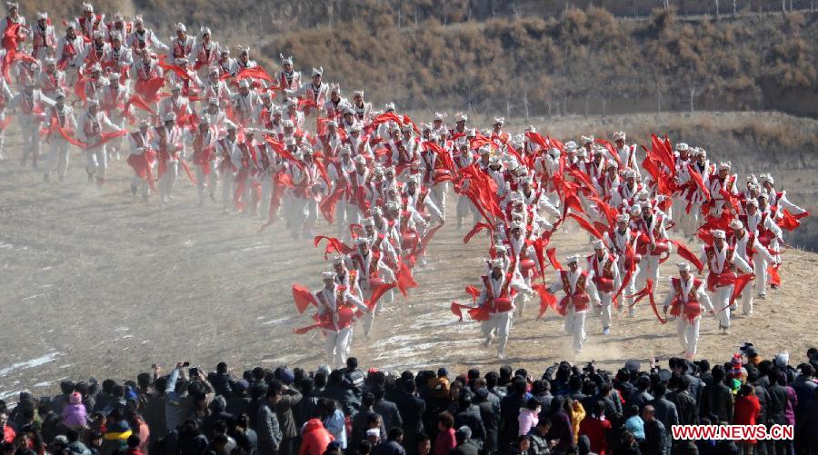 Actors perform waist drum dance in Ansai County of Yan'an City, northwest China's Shaanxi Province, Feb. 22, 2013. The performance was given to greet the upcoming Lantern Festival, which falls on Feb. 24 this year. (Xinhua/Liu Xiao)