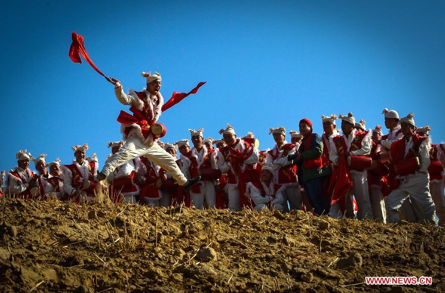 Actors perform waist drum dance in Ansai County of Yan'an City, northwest China's Shaanxi Province, Feb. 22, 2013. The performance was given to greet the upcoming Lantern Festival, which falls on Feb. 24 this year. (Xinhua/Liu Xiao)