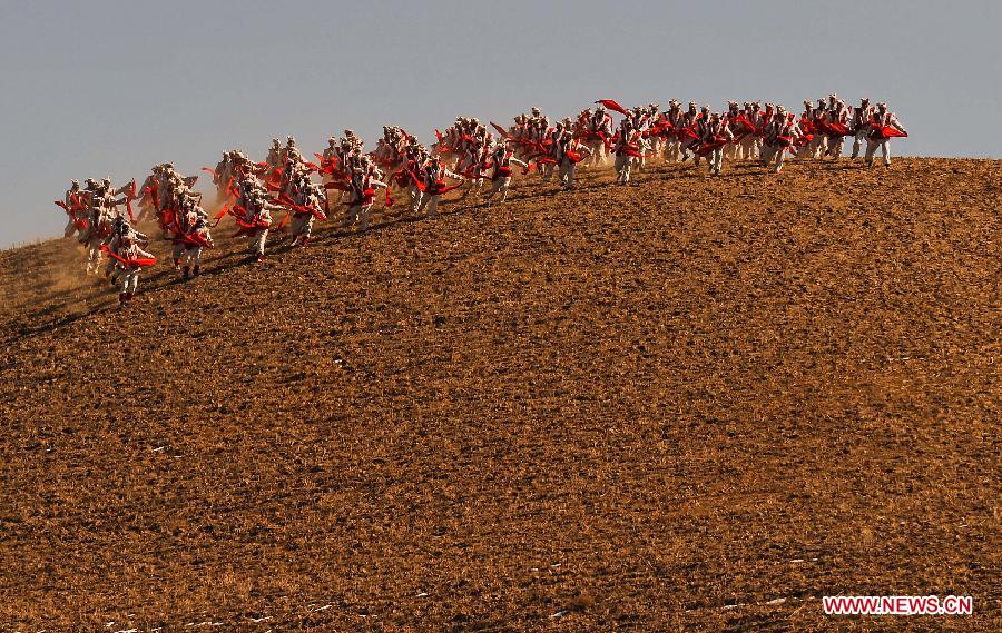 Actors perform waist drum dance in Ansai County of Yan'an City, northwest China's Shaanxi Province, Feb. 22, 2013. The performance was given to greet the upcoming Lantern Festival, which falls on Feb. 24 this year. (Xinhua/Liu Xiao) 