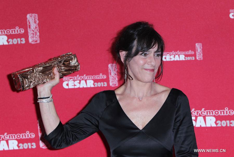 French editor Juliette Welfling holds her Best Editing Award for French director Jacques Audiard film "De rouille et ds" (Rust and bone) during the 38th Cesar Awards ceremony held at the Chatelet Theatre in Paris, France, Feb. 22, 2013. (Xinhua/Gao Jing)