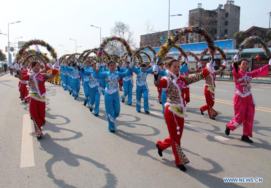 Dancers perform during a Lantern Festival parade in Shiyan, central China's Hubei Province, Feb. 23, 2013. Lantern Festival falls on Feb. 24 this year. (Xinhua/Cao Zhonghong) 