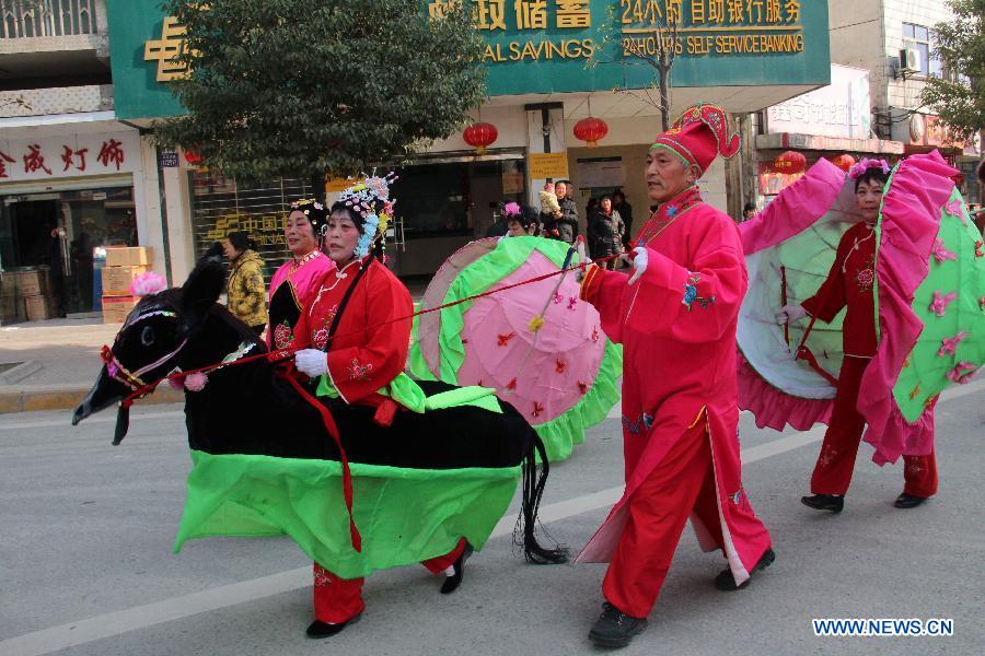 Dancers perform during a Lantern Festival parade in Shiyan, central China's Hubei Province, Feb. 23, 2013. Lantern Festival falls on Feb. 24 this year. (Xinhua/Cao Zhonghong) 