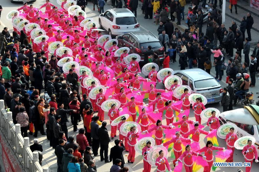 Dancers perform during a Lantern Festival parade in Shiyan, central China's Hubei Province, Feb. 23, 2013. Lantern Festival falls on Feb. 24 this year. (Xinhua/Cao Zhonghong) 