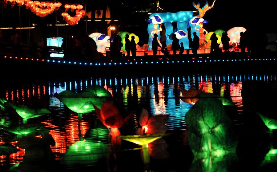 People enjoy lanterns at Daguan Park in Kunming, capital of southwest China's Yunnan Province, Feb. 23, 2013. Chinese people received the Lantern Festival on Feb. 24, the 15th day of the first lunar month this year. (Xinhua/Lin Yiguang) 