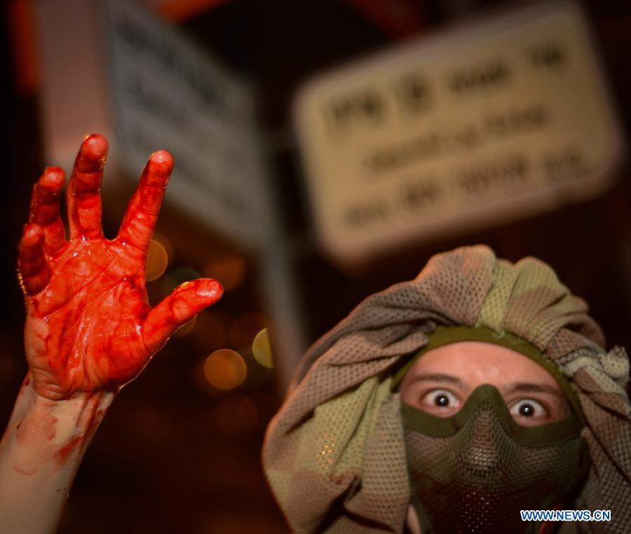 An Israeli takes part in Zombie Walk to celebrate Jewish Purim festival in Tel Aviv, Israel, on Feb. 23, 2013. Purim, one of Judaism's most colorful and popular holidays, was celebrated this year between sunset Saturday, 23 February, and sunset Sunday, 24 February, in most area of Israel. (Xinhua/Yin Dongxun) 