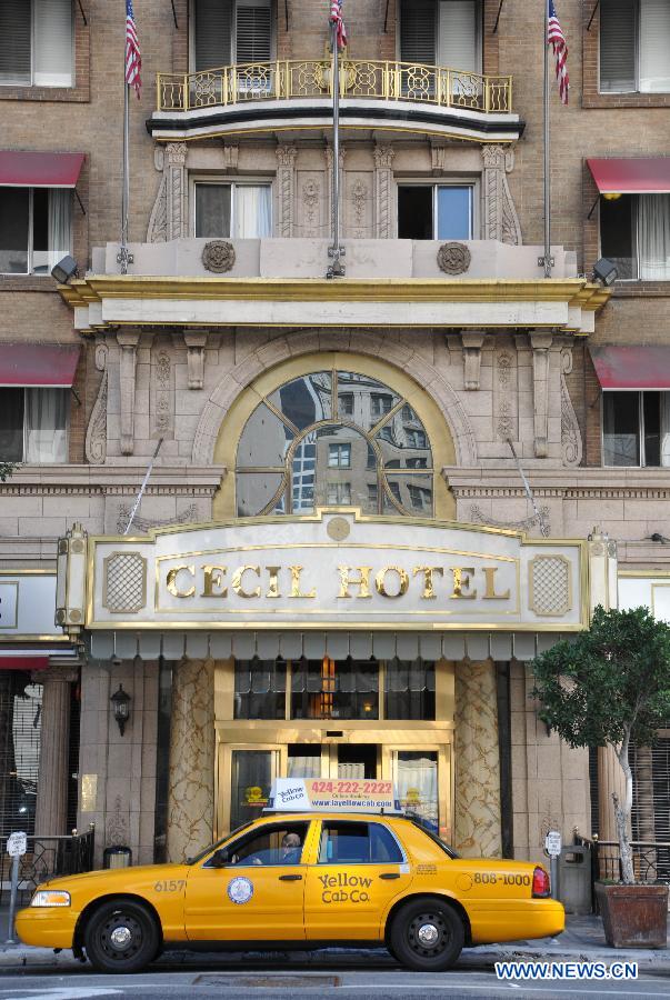 A taxi waits for people moving out from Cecil Hotel where a girl was found dead on Tuesday, in Los Angeles, the United States, Feb. 23, 2013. Cecil Hotel closed on Saturday for repairing of water pipes and will reopen on next Tuesday. The body of Elisa Lam from Vancouver was found Tuesday in a water cistern atop the downtown Cecil Hotel. (Xinhua/Yang Lei) 