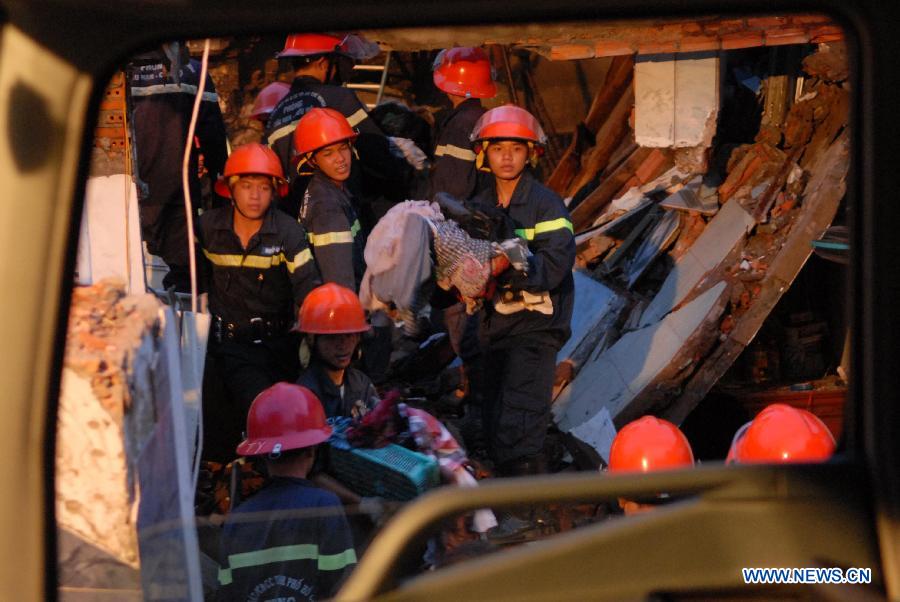 Rescuers search for survivors at a collapsed building after an explosion in Ho Chi Minh City, Vietnam, on Feb. 24, 2013. A total of seven people were confirmed dead and three went missing after three houses in a small alley in south Vietnam's Ho Chi Minh City's District 3 collapsed following two explosions at dawn on Sunday, said the police. (Xinhua/VNA) 