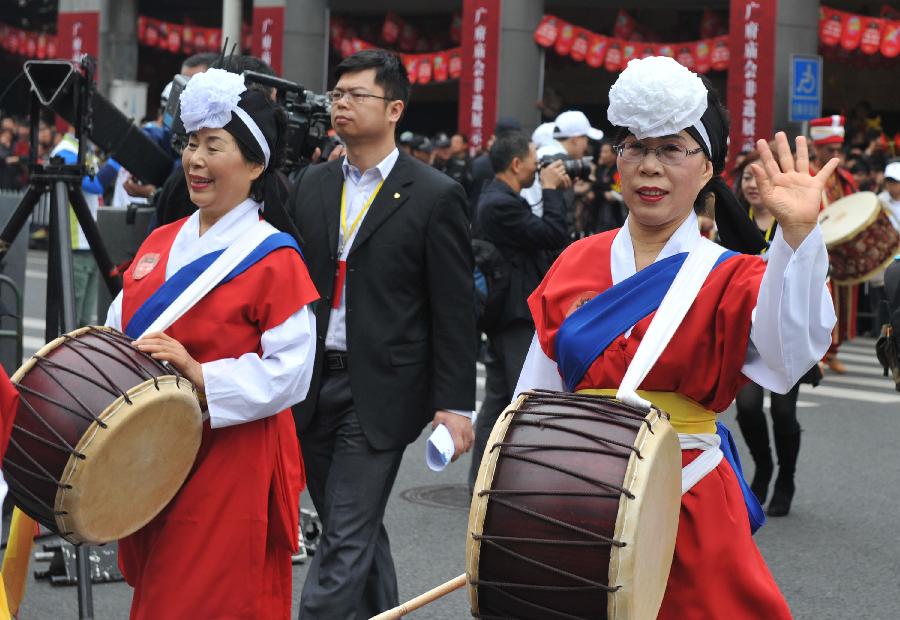 Artists from South Korea take part in a parade of a temple fair in Guangzhou, capital of south China's Guangdong Province, Feb. 24, 2013. The 7-day-long temple fair, as a cultural carnival, will showcase various cultural forms such as folk customs, praying culture and cuisine culture. (Xinhua/Lu Hanxin) 