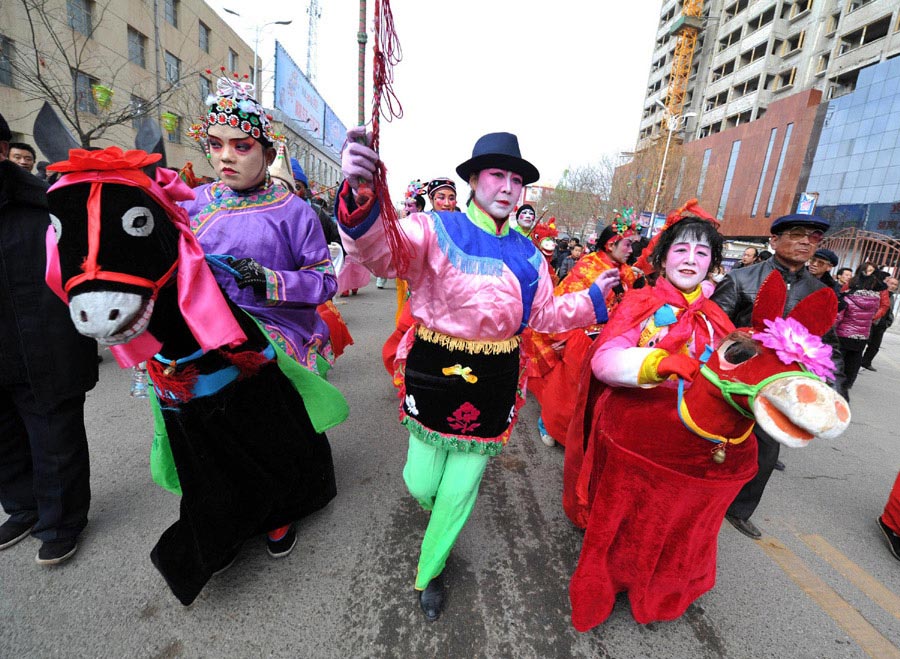 Performers in a tour show in Delong, Northwest China's Ningxia Hui autonomous region, on Feb 24. (Photo/Xinhua)