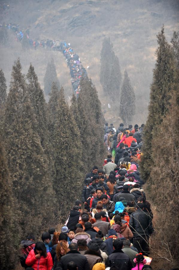 People walk on a hill path towards a temple fair to celebrate the Lantern Festival in Baoding City, north China's Hebei Province, Feb. 24, 2013. Chinese people received the Lantern Festival on Feb. 24, the 15th day of the first lunar month this year.(Xinhua/Zhu Xudong)