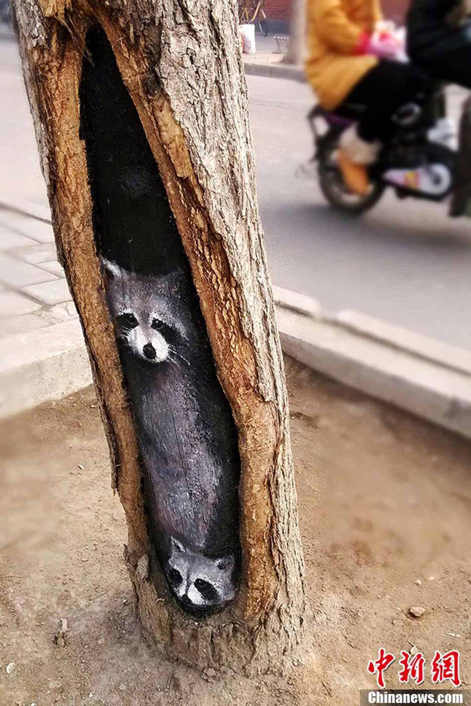 Student painter Wang Yue shows her talent by painting tree holes in Shijiazhuang, capital city of Hebei Province. (Photo/CNS)