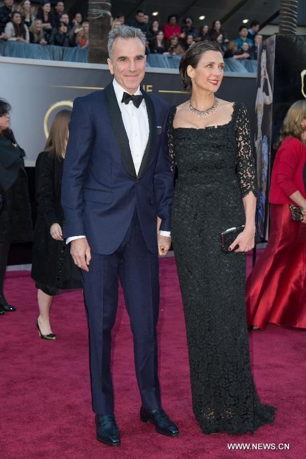 Actor Daniel Day-Lewis arrives with his wife Rebecca Miller at the Oscars at the Dolby Theatre in Hollywood, California on Feb. 24, 2013. (Xinhua/Sara Wood)