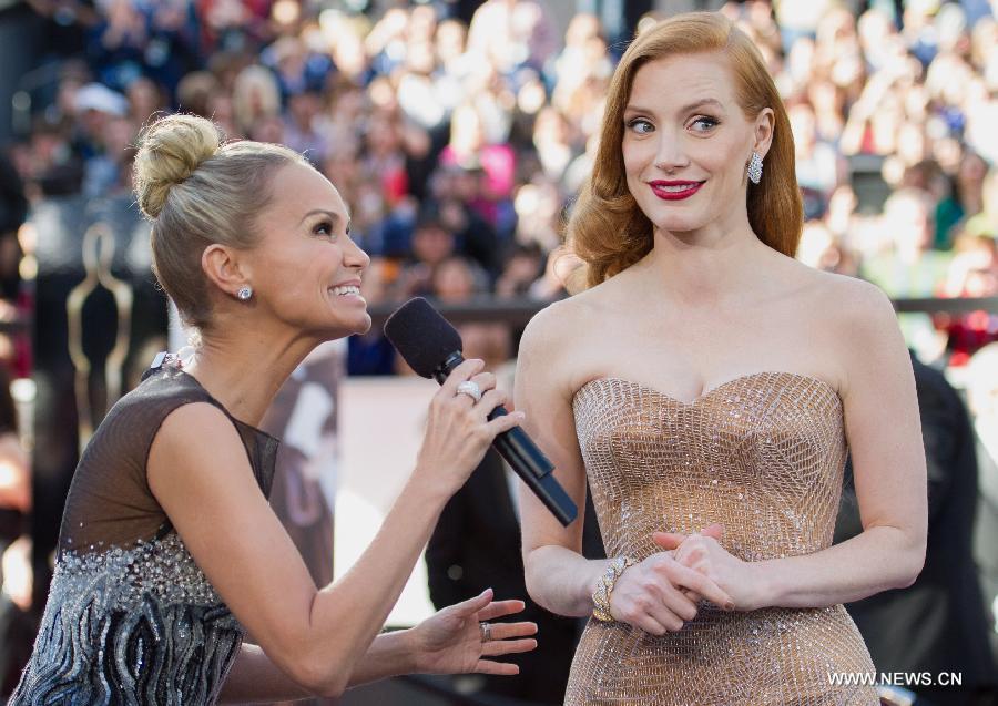 Actress Jessica Chastain (R) arrives at the Oscars at the Dolby Theatre in Hollywood, California on Feb. 24, 2013. (Xinhua/Matt Brown)