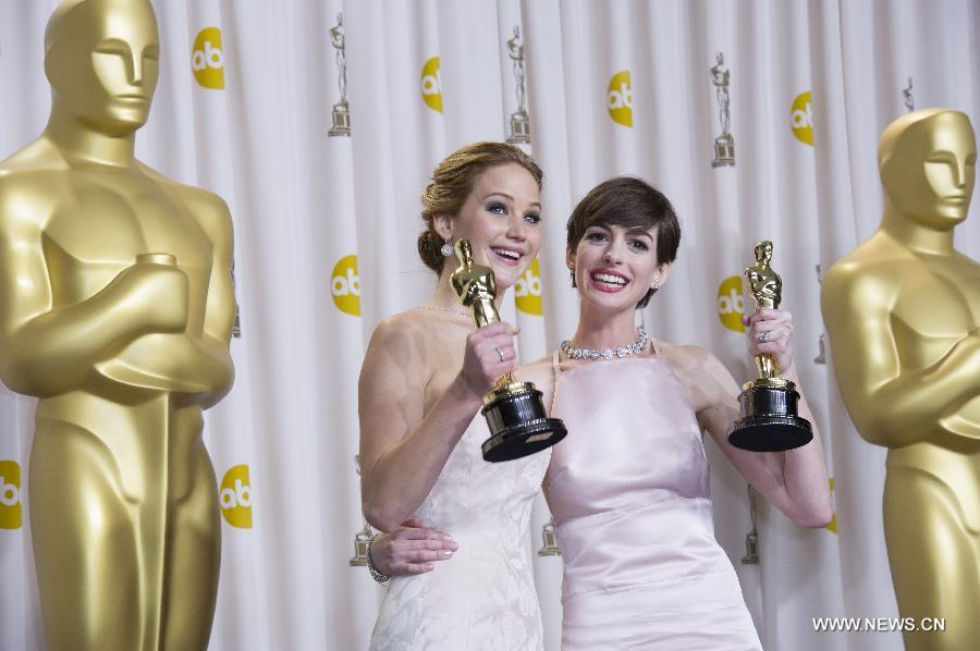 Jennifer Lawrence (L), Best Actress for "Silver Linings Playbook" and Anne Hathaway, Best Supporting Actress for "Les Miserables" pose with their Oscars backstage at the 85th Academy Awards in Hollywood, California Feb. 24, 2013. (Xinhua/Yang Lei)