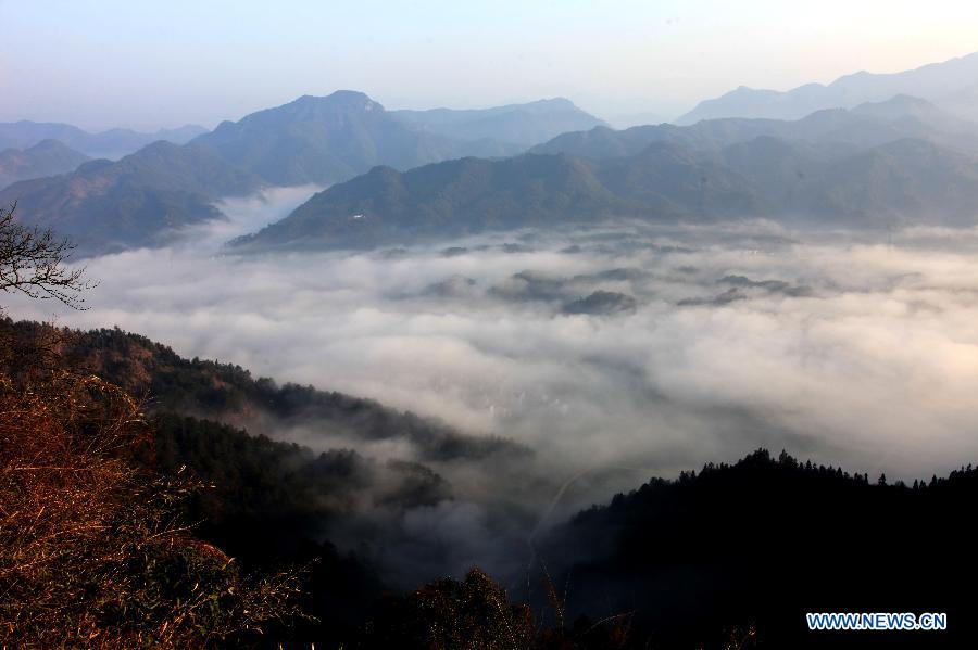 Photo taken on Feb. 24, 2013 shows the sea of clouds at the Qiyun Mountain scenic spot in Huangshan City, east China's Anhui Province. (Xinhua/Shi Guangde)