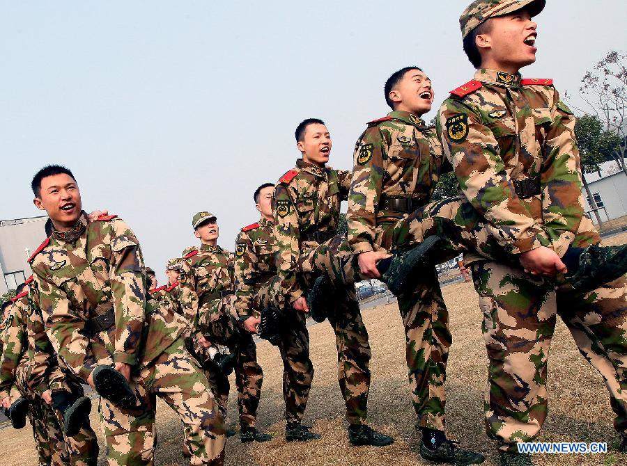 Members of Chinese People's Armed Police Force are seen in a team competition at a training break in Shanghai, east China, Feb. 25, 2013. (Xinhua/Chen Fei) 