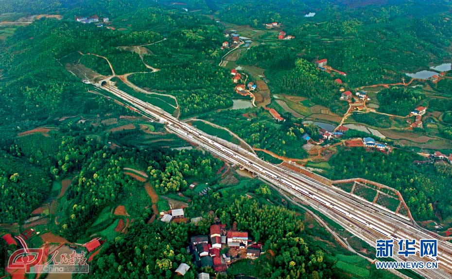 The high-speed railway from Beijing to Guangzhou runs across the Yangtse River, the Yellow River, mountains and cities. (Photo/Xinhua)