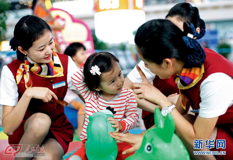 Staff provides service to passengers in Southern Railway Station in Guangzhou. (Photo/Xinhua)