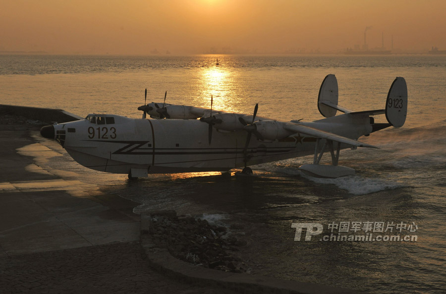 From Feb. 19 to 20, the seaplane force under the North Sea Fleet of the Navy of the Chinese People's Liberation Army (PLA) conducts a two-day multi-subject training at sea, which includes subjects like offshore low altitude flight, open-sea reconnaissance, search and rescue. (China Military Online/Wang Songqi)