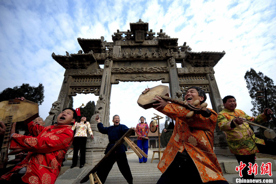 People perform a local opera with 2,000 years of history to celebrate the Lantern Festival in Huayin, Shaanxi on Feb. 23, 2013 (Chinanews/Lu Xin)