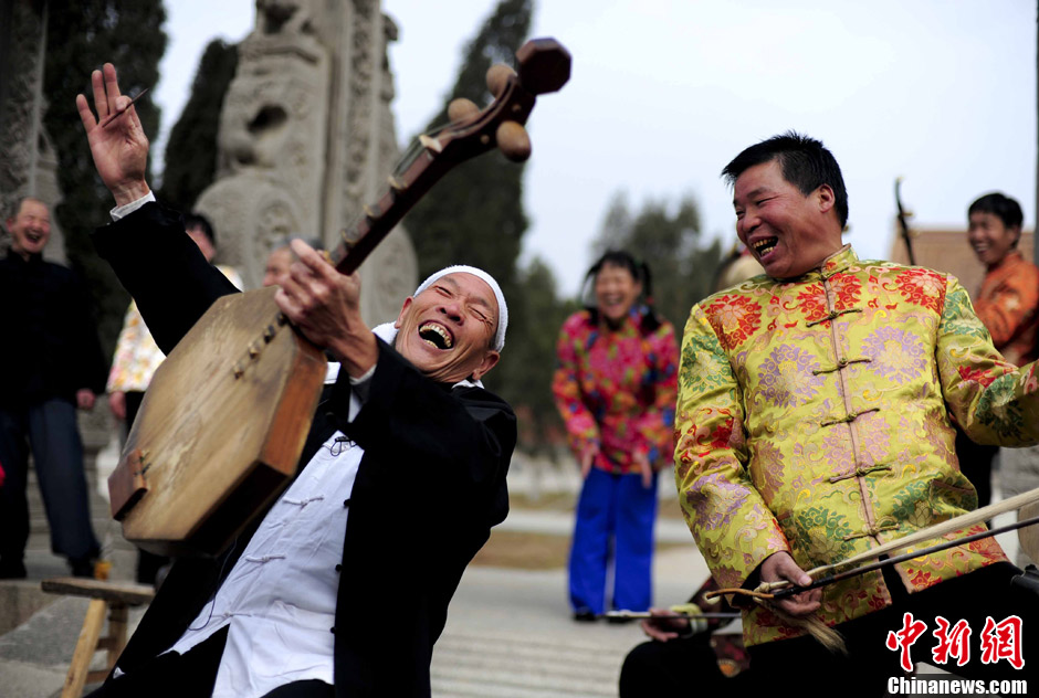 People perform a local opera with 2,000 years of history to celebrate the Lantern Festival in Huayin, Shaanxi on Feb. 23, 2013 (Chinanews/Lu Xin)