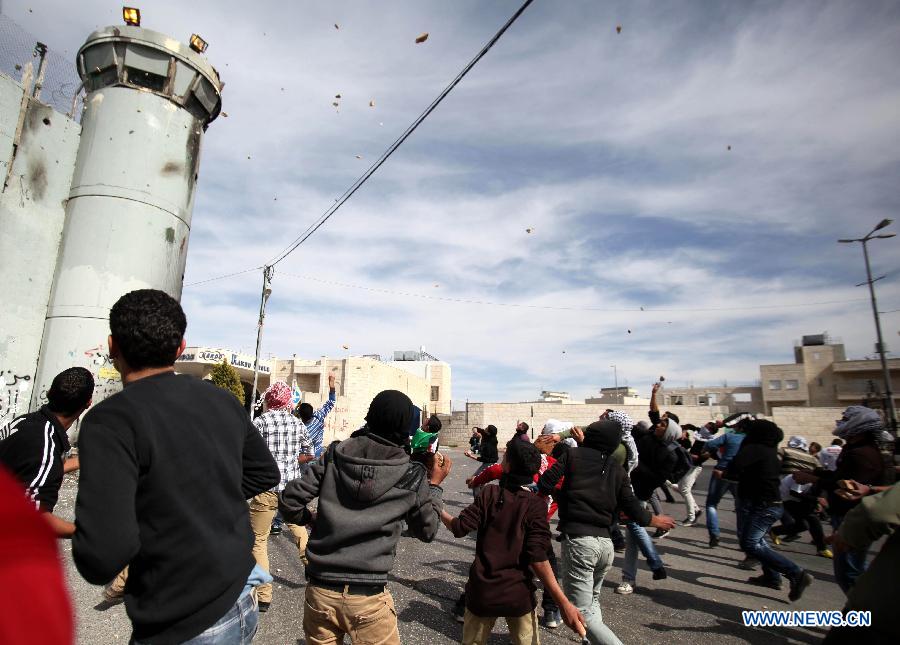 Palestinian protesters throw stones at Israeli soldiers during clashes in the West Bank city of Bethlehem on Feb. 25, 2013. (Xinhua/Luay Sababa) 