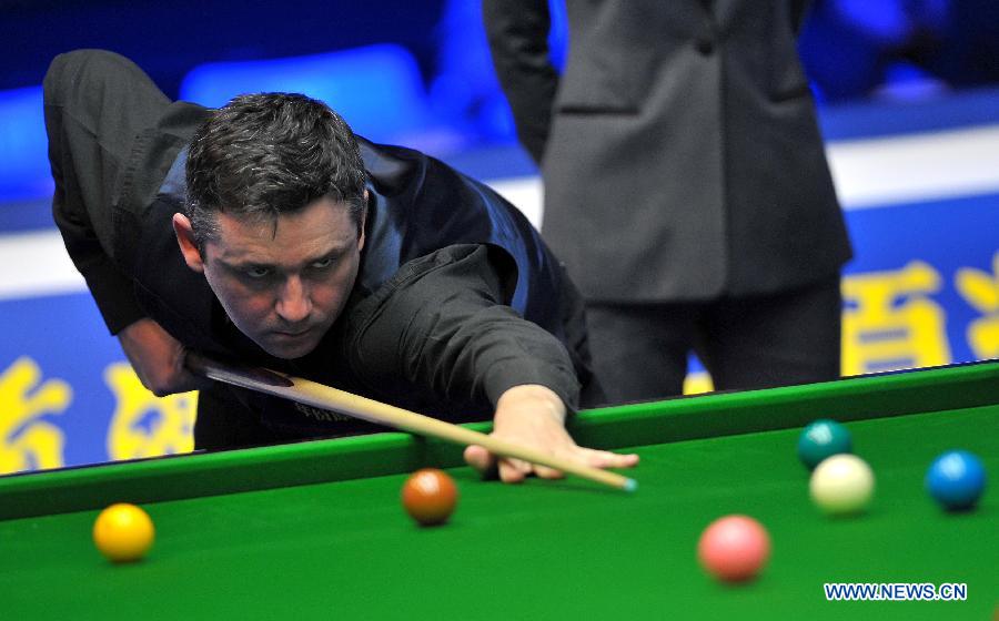 Alan McManus of Scotland competes during the wild card round match against Lin Shuai of China at the Haikou World Open snooker tournament in Haikou, capital of south China's Hainan Province, Feb. 25, 2013. McManus won 5-3. (Xinhua/Guo Cheng)