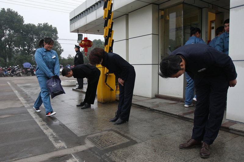 Managers at a company welcome employees returning to work after the Spring Festival holiday, in Taizhou, East China's Zhejiang province, Feb 25, 2013. The tradition began at the company in 2005, after long holidays. (Photo/News.china.com.cn) 