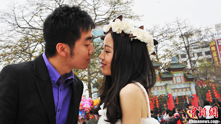 A young couple in the collective wedding (Chinanews/Huang Yaohui)