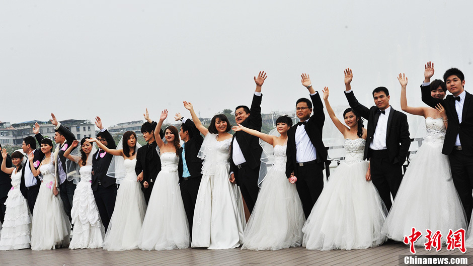 Couples pay tributes to the public. (Chinanews/Huang Yaohui)