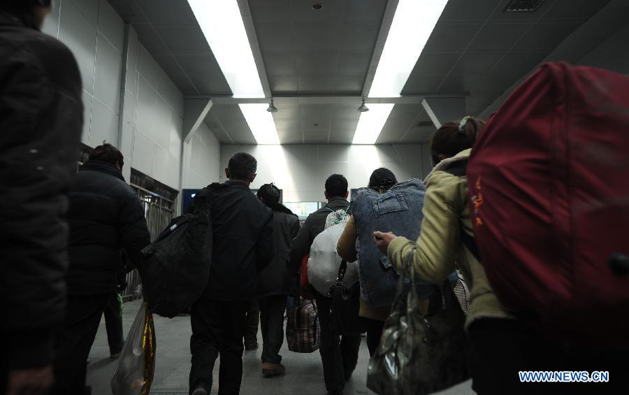 Passengers enter the station to take their trains at the railway station in Chengdu, capital of southwest China's Sichuan Province, Feb. 26, 2013. Chengdu rail station saw a new round travel peak as migrant workers and college students left Chengdu after the annual Spring Festival holidays. (Xinhua/Xue Yubin) 