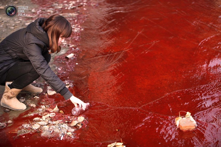 A reporter collects water sample in Jianhe, Luoyang. (File Photo)