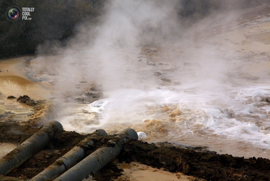 A rare-earth metal smelter factory dumps waste tailings through pipes into a river in Baotou, Inner Mongolia. (File Photo)