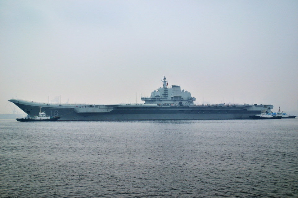 China's first aircraft carrier, the Liaoning, anchored for the first time in a military port in Qingdao, eastern Shandong province on Wednesday morning. (Photo: huanqiu.com)