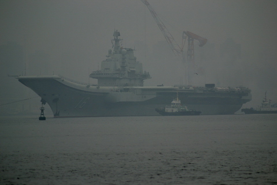 China's first aircraft carrier, the Liaoning, anchored for the first time in a military port in Qingdao, eastern Shandong province on Wednesday morning. (Photo: huanqiu.com)