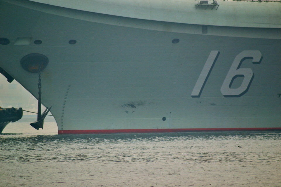 China's first aircraft carrier, the Liaoning, anchored for the first time in a military port in Qingdao, eastern Shandong province on Wednesday morning. (Photo: huanqiu.com)