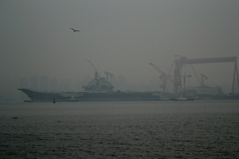 China's first aircraft carrier, the Liaoning, anchored for the first time in a military port in Qingdao, eastern Shandong province on Wednesday morning. (Photo: huanqiu.com)