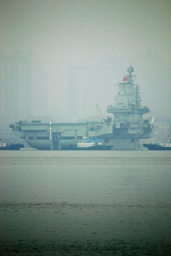 China's first aircraft carrier, the Liaoning, anchored for the first time in a military port in Qingdao, eastern Shandong province on Wednesday morning. (Photo: huanqiu.com)