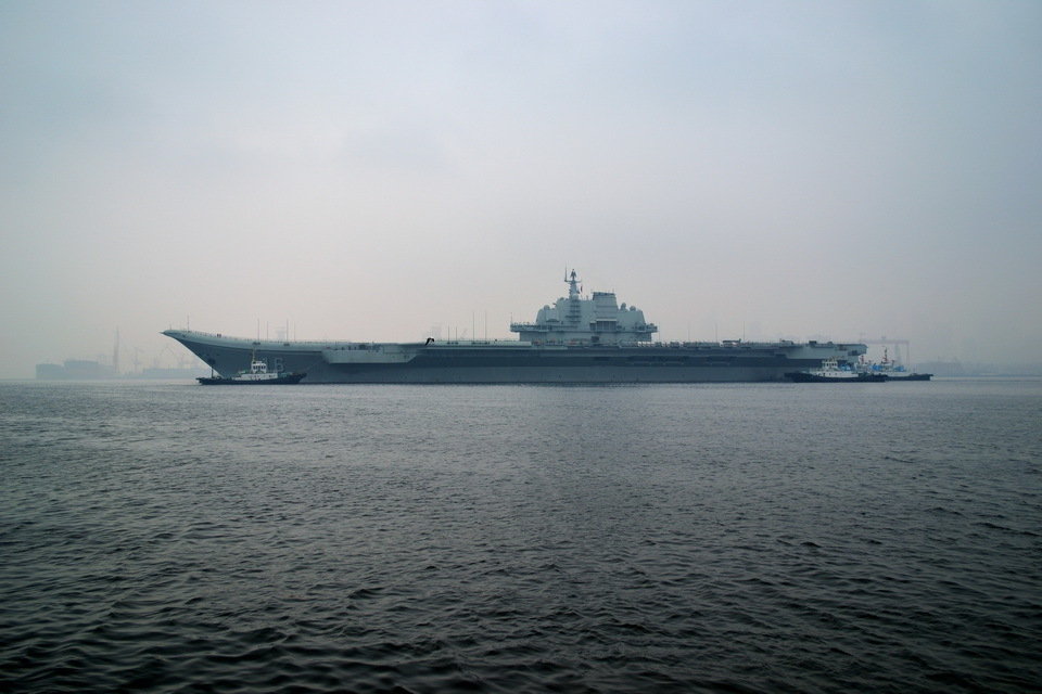 China's first aircraft carrier, the Liaoning, anchored for the first time in a military port in Qingdao, eastern Shandong province on Wednesday morning. (Photo: huanqiu.com)