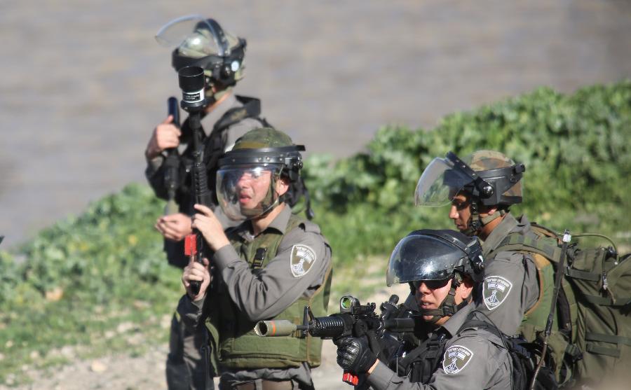 Israeli soldiers shot fire at the Palestinian protesters during clashes outside Ofer prison near the West Bank city of Ramallah on Feb. 26, 2013. (Xinhua/Fadi Arouri) 