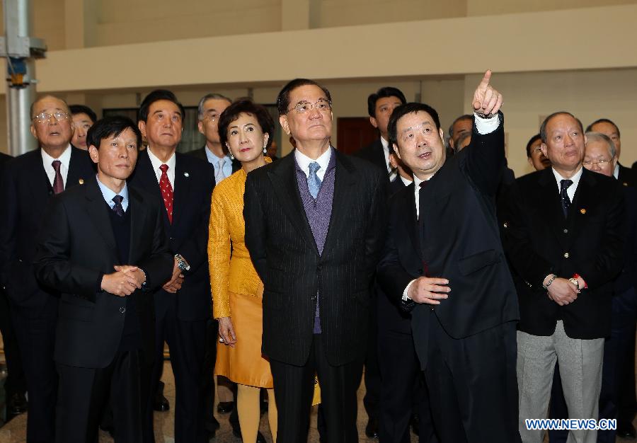 Visiting Honorary Chairman of the Kuomintang Lien Chan (C) and his delegation visit a space center in Beijing, capital of China, Feb. 27, 2013. Lien Chan visited a Beijing-based space center on Wednesday. (Xinhua/Jin Liwang) 