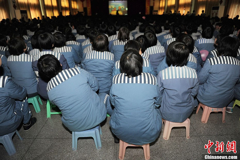 A show celebrating the Lantern Festival is performed by the prisoners in the Shaanxi Women's Prison on Feb. 25, 2013. The annual Lantern Festival show has been organized for decades. It is so welcomed by the prisoners and has become part of the culture of the prison. (Chinanews/Zhang Yuan)  