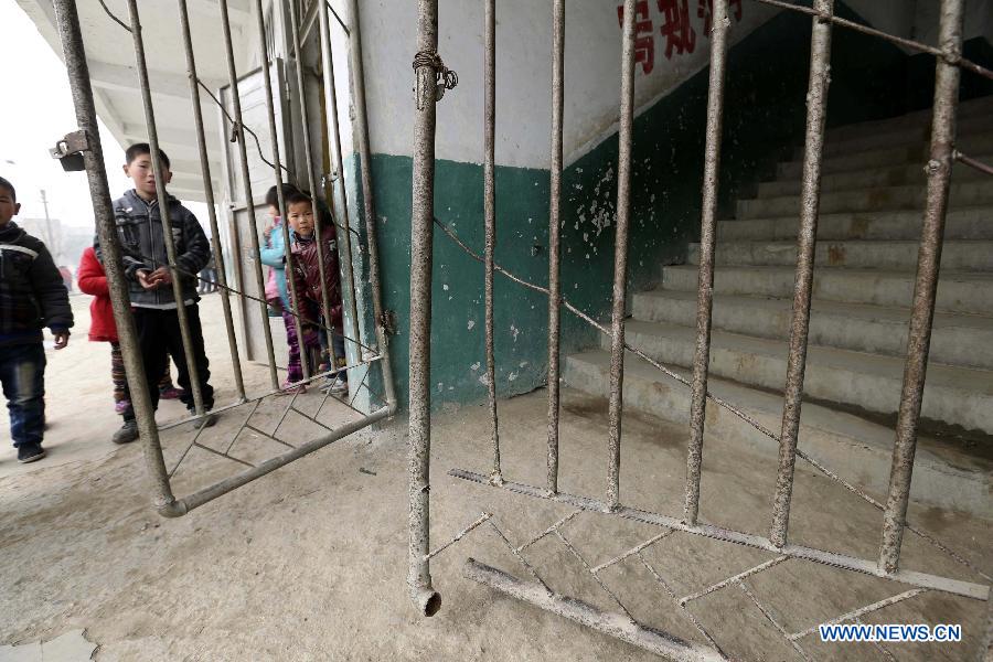 Photo taken on Feb. 27, 2013 shows the scene of a stampede accident at the Qinji Elementary School in Xueji County of Xiangyang, central China's Hubei Province. Four students were killed in a stampede accident here on Wednesday morning. Relevant departments of Xiangyang have rushed to the scene to carry out rescue efforts, and the injured have been sent to hospital for treatment. The cause of the accident is under investigation. (Xinhua) 